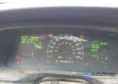 2000 Lincoln Town Car Signature z USA, uszkodzony, nr VIN 1LNHM82W1YY936080